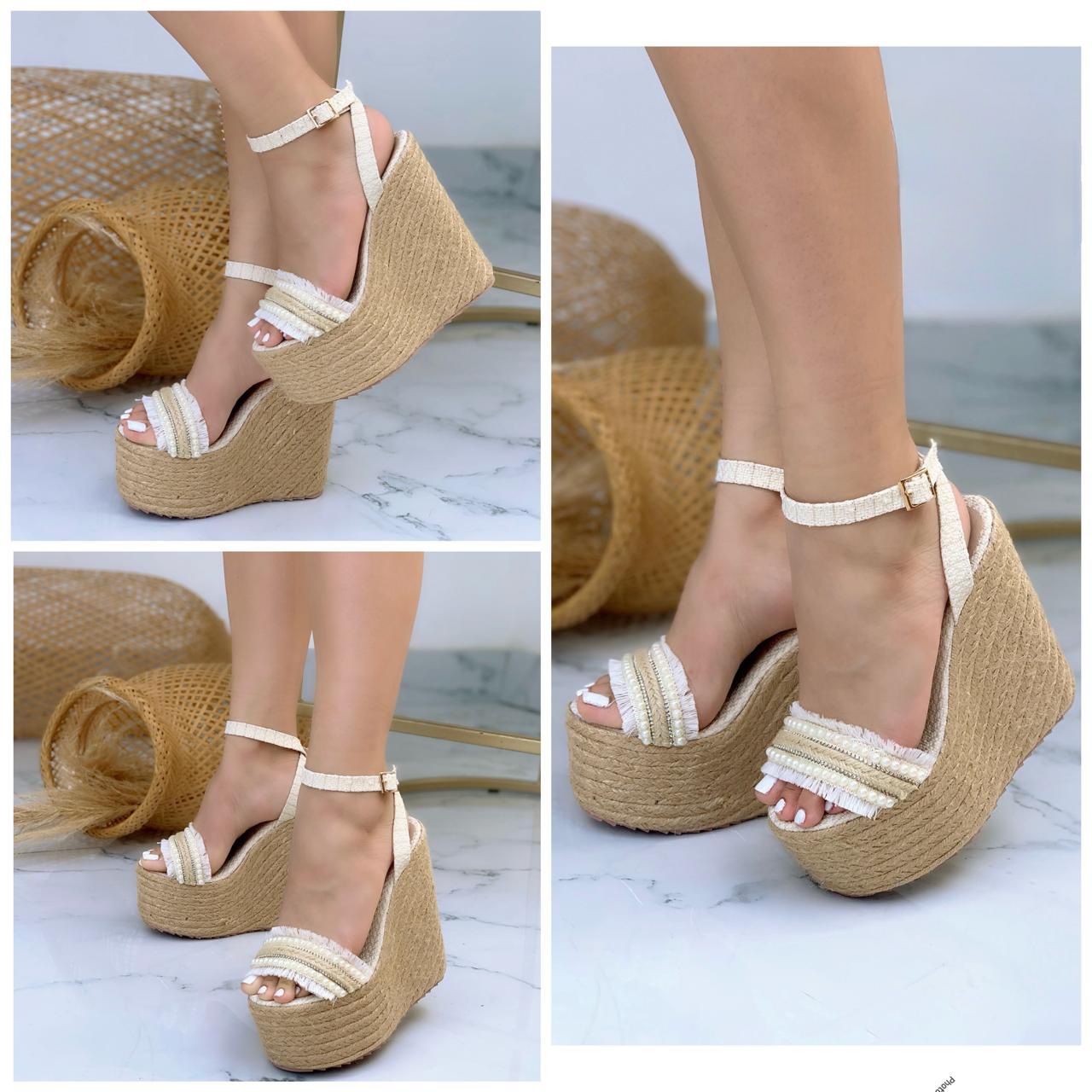 IMG-20240621-WA0119(2) Sandalia plataforma con tacón alto con una faja ancha delantera y dos fajas posteriores con una hebilla - Imagen 1