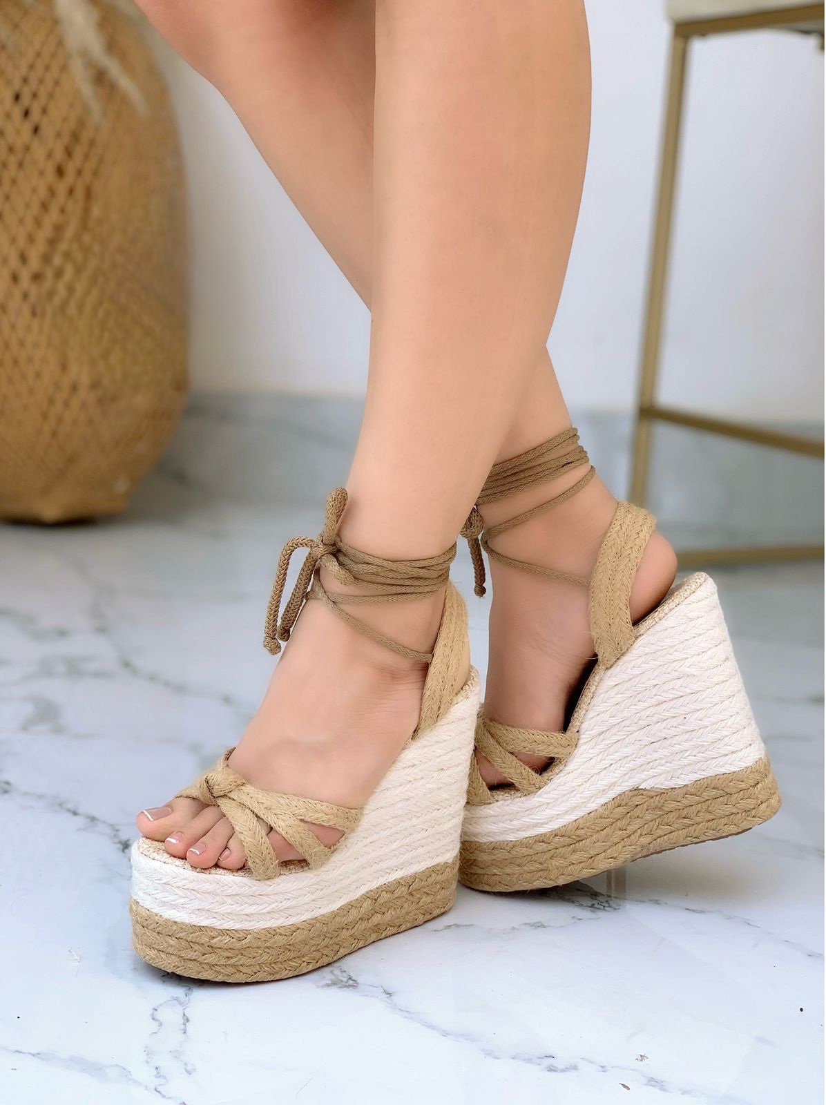 IMG-20240621-WA0130(1) Sandalia plataforma con tres fajas delanteras cruzadas con una faja posterior y una agujeta café hasta el tobillo - Imagen 1