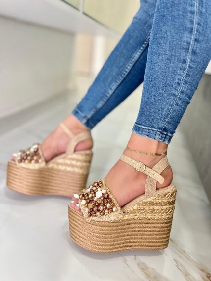Sandalia plataforma de yute artesanal con pelotitas delanteras de varios colores con una faja posterior con hebilla