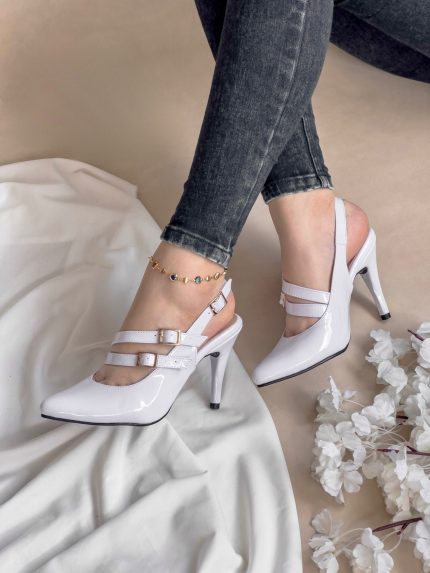 Tacones puntiagudos con dos fajas delanteras y posteriores con hebillas con el tacón fino