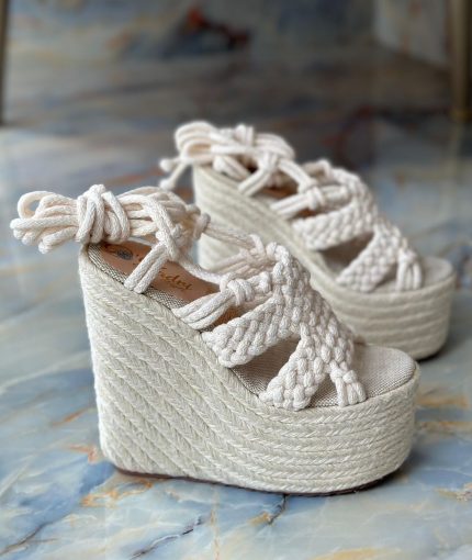 Sandalia plataforma de color blanco con detalles tranzados delanteros y agujeta hasta el tobillo