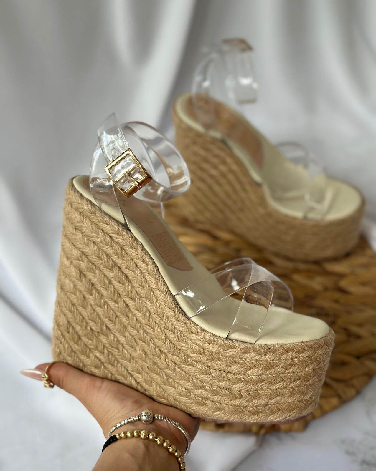 IMG-20240727-WA0064 Sandalia plataforma con fajas cruzadas delanteras transparentes y con faja trasera transparente - Imagen 1