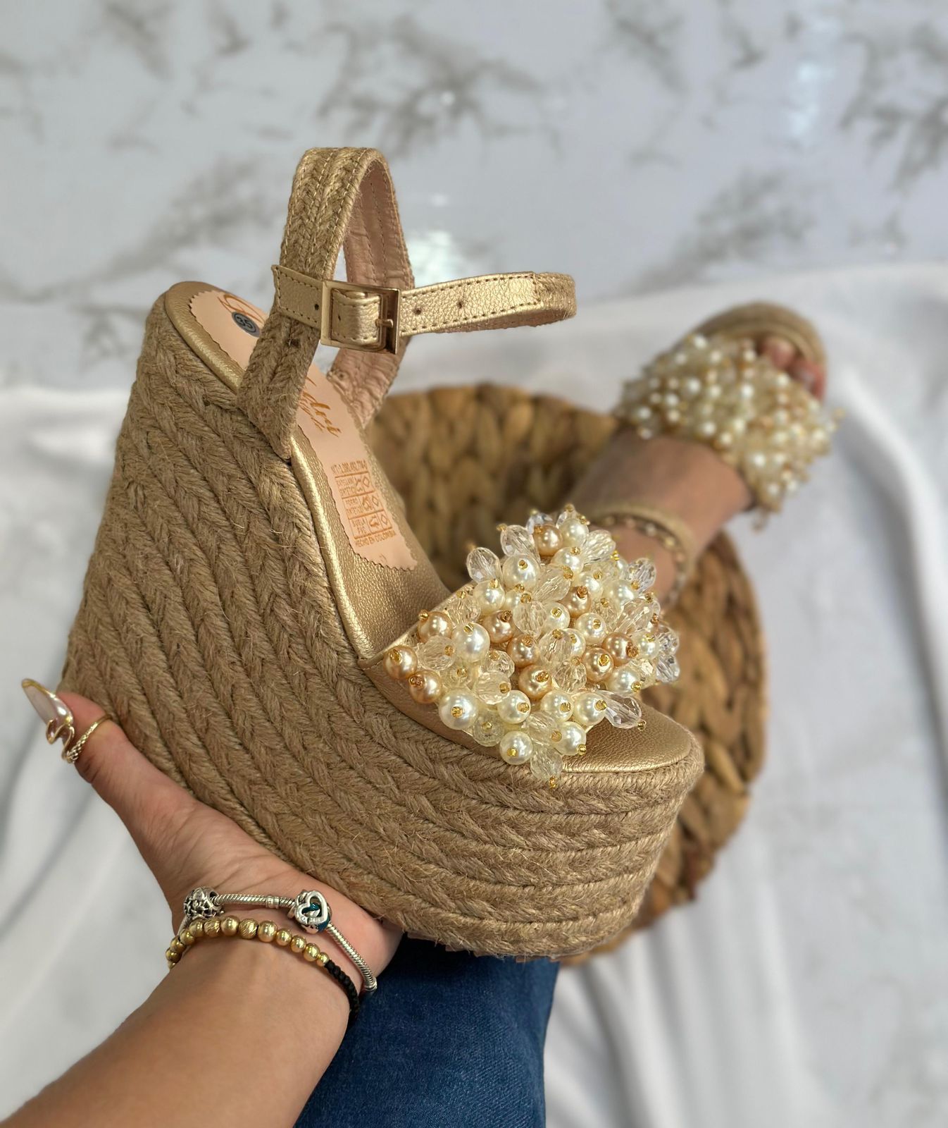 IMG-20240727-WA0069 Sandalia plataforma tacón alto con pelotitas doradas delanteras con faja y hebilla trasera - Imagen 1