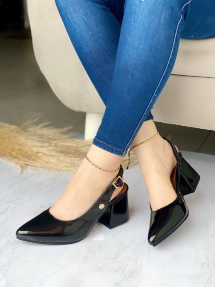 Tacones puntiagudos con el tacón grueso y con una pelotita metálica en los lados con una faja posterior