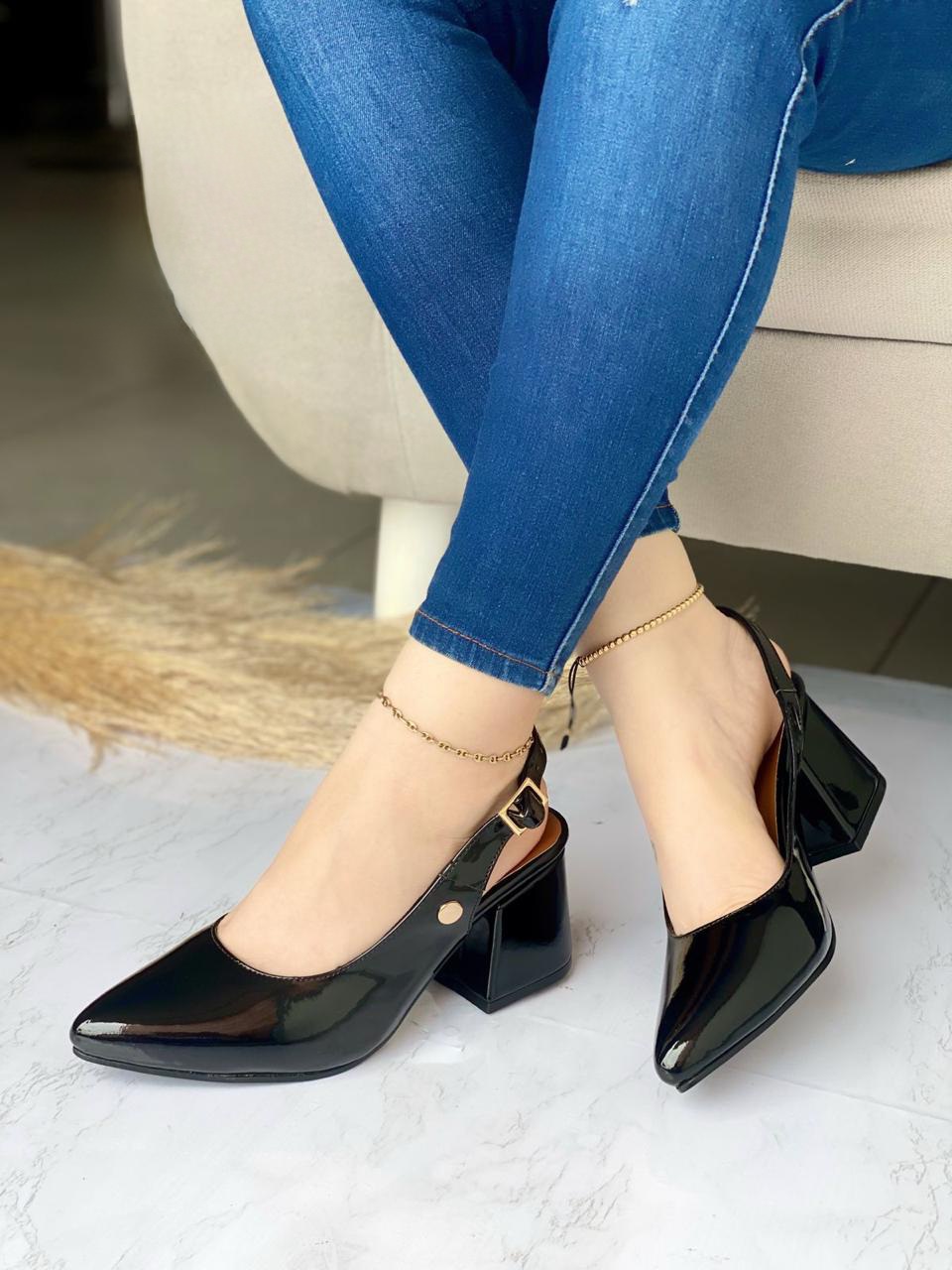 IMG-20240730-WA0001 Tacones puntiagudos con el tacón grueso y con una pelotita metálica en los lados con una faja posterior - Imagen 1