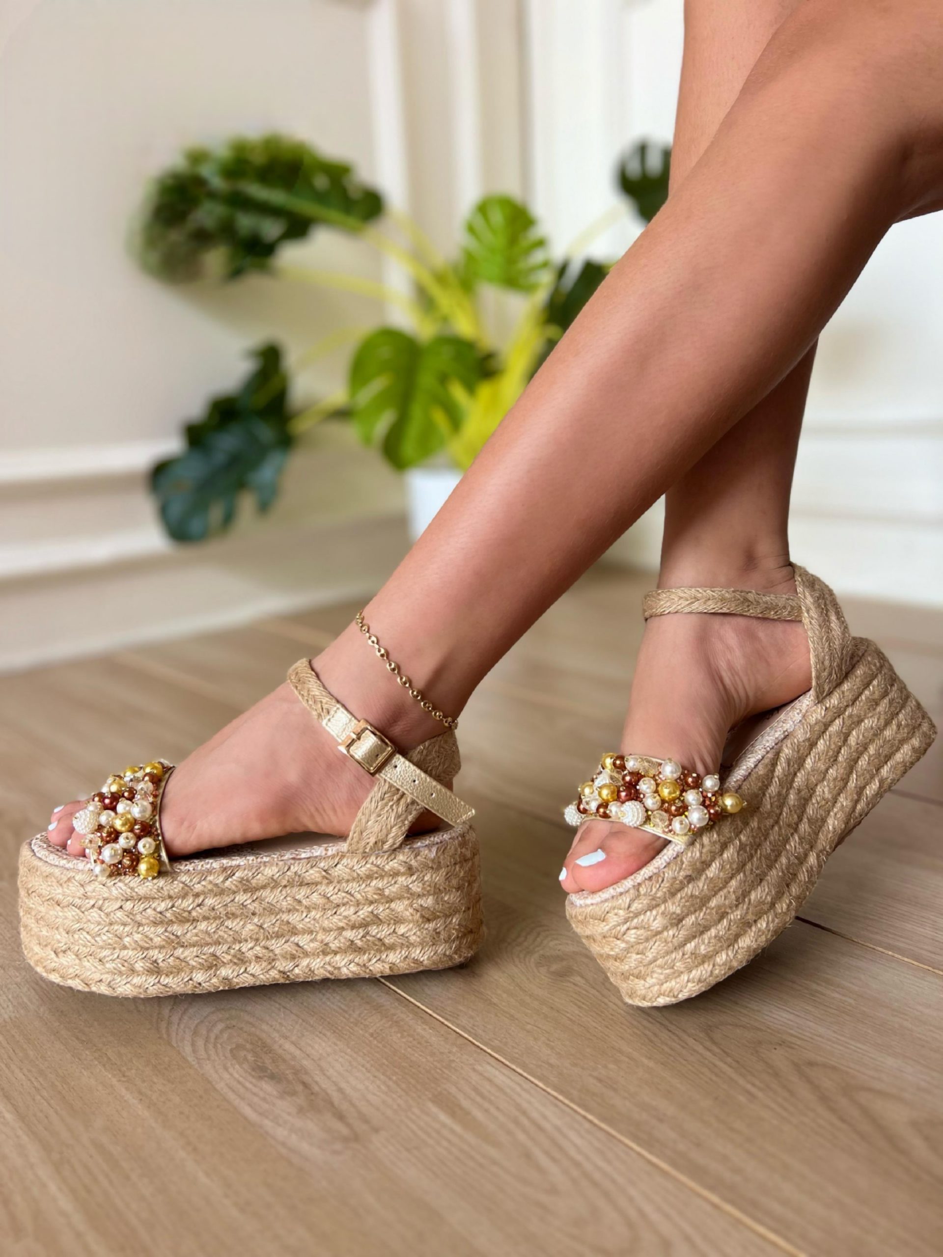 IMG-20240807-WA0113 Sandalia plataforma con tacón plano y con pelotitas delanteras con faja trasera y hebilla - Imagen 1