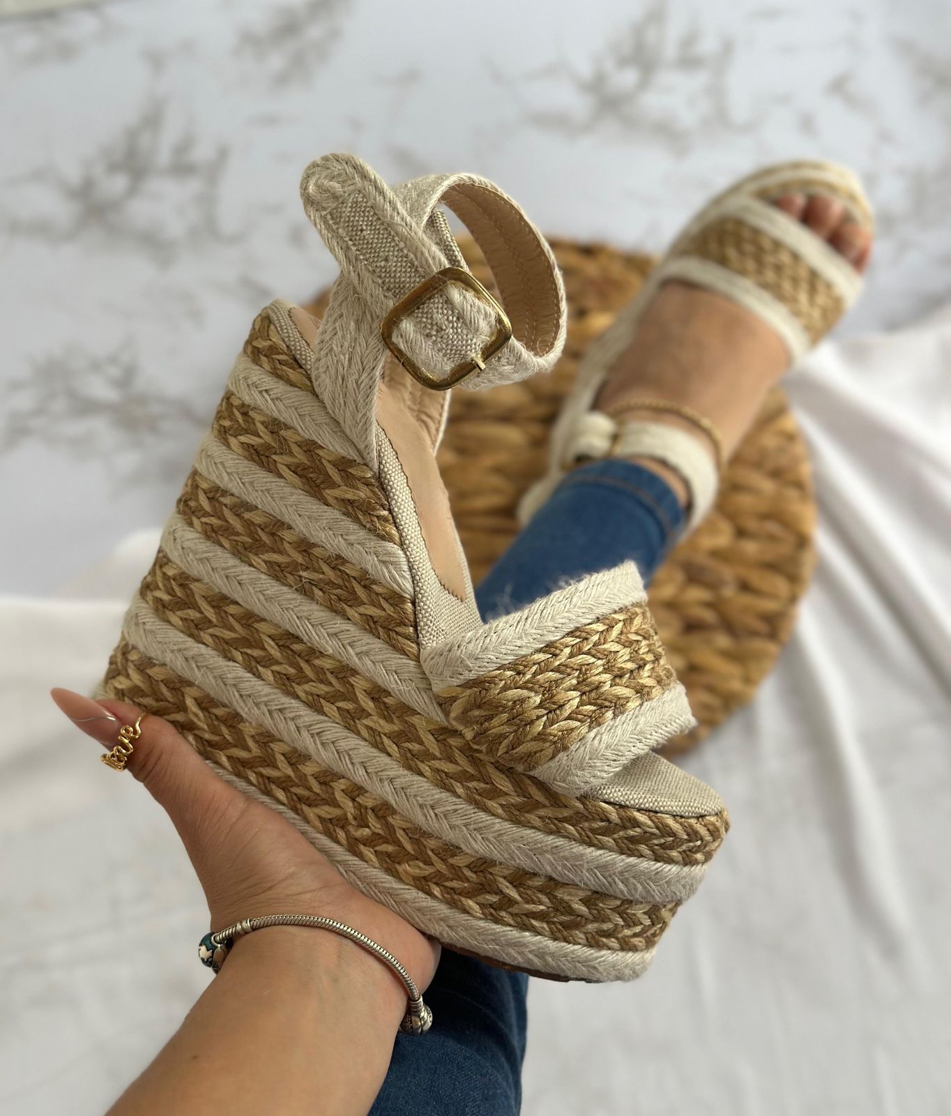 IMG-20240814-WA0030 Sandalias plataforma con detalles de color café y con faja trasera con hebilla - Imagen 1