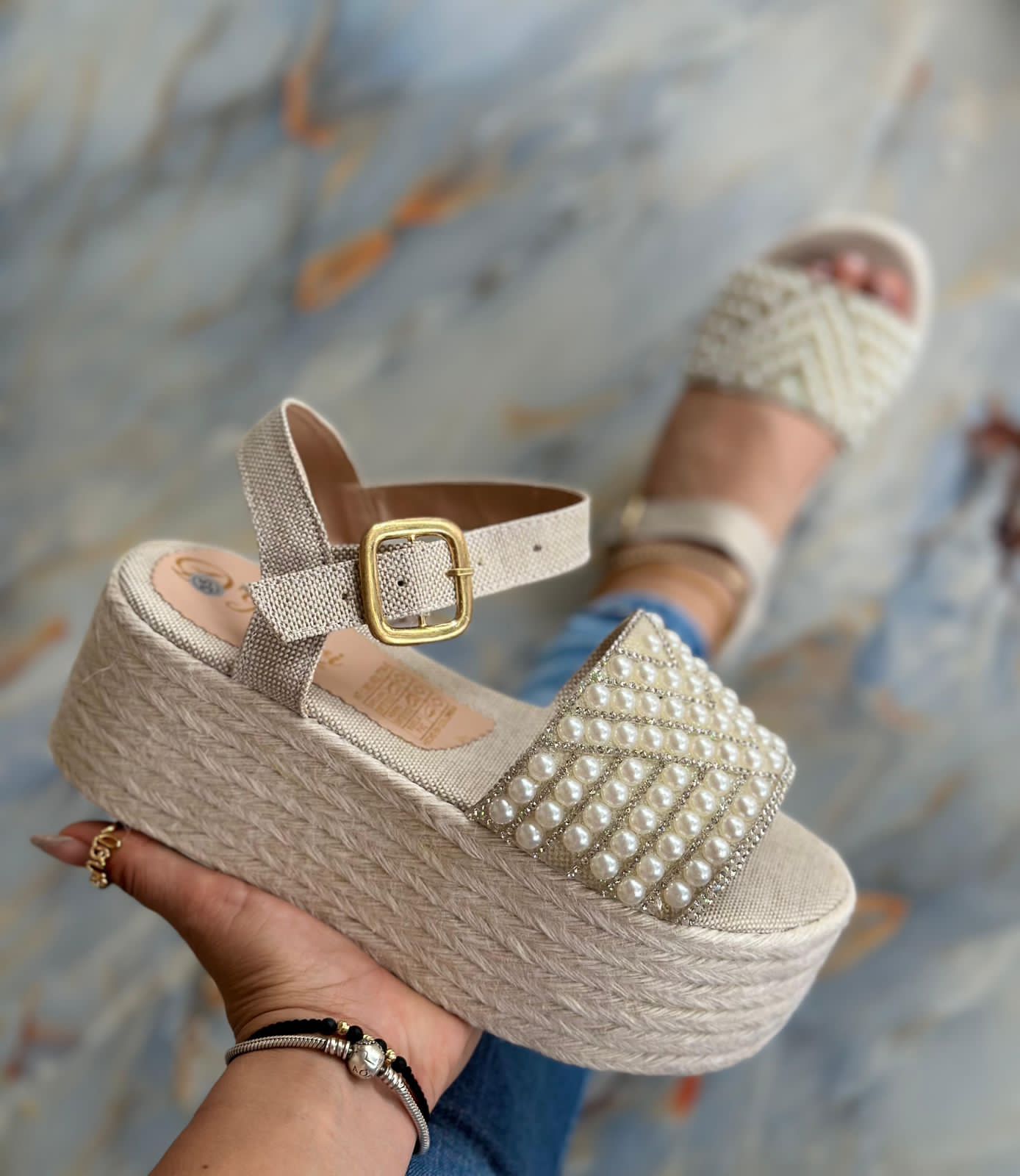 IMG-20240814-WA0037 Sandalia plataforma con pelotitas delanteras y con una faja trasera con hebilla - Imagen 1