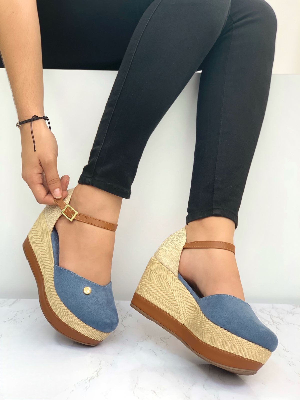 IMG-20240830-WA0104 Sandalia plataforma cerrada con una pelotita metálica delantera y con fajita trasera - Imagen 1