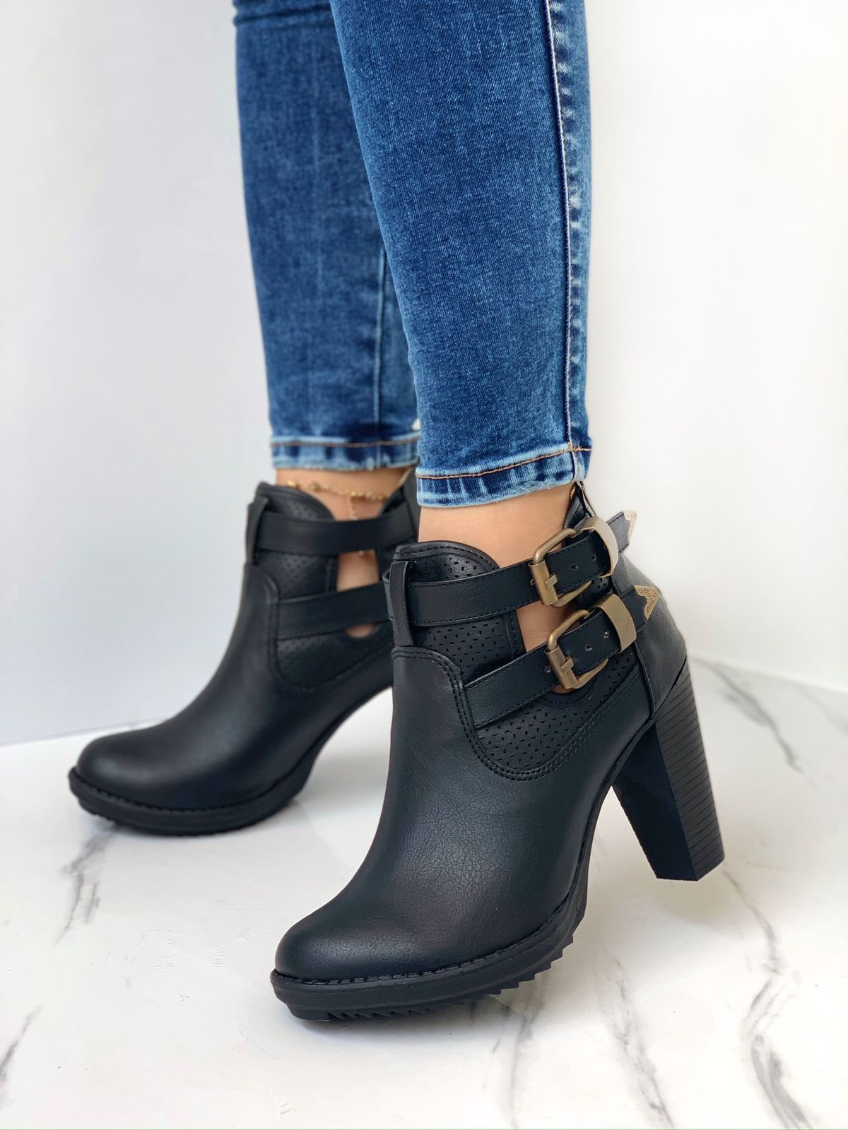 IMG-20240906-WA0098 Botines con tacón grueso y dos fajas - Imagen 1