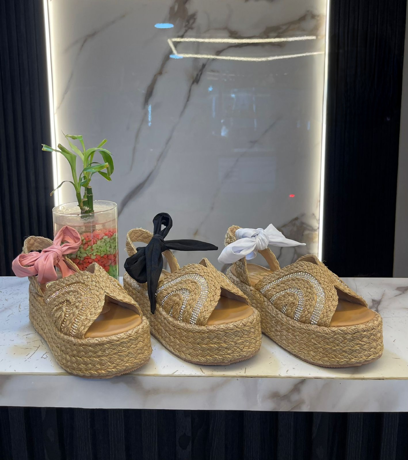 IMG-20240909-WA0270 Sandalia plataforma con fajas anchas delanteras y abiertas con una agujeta superior - Imagen 1