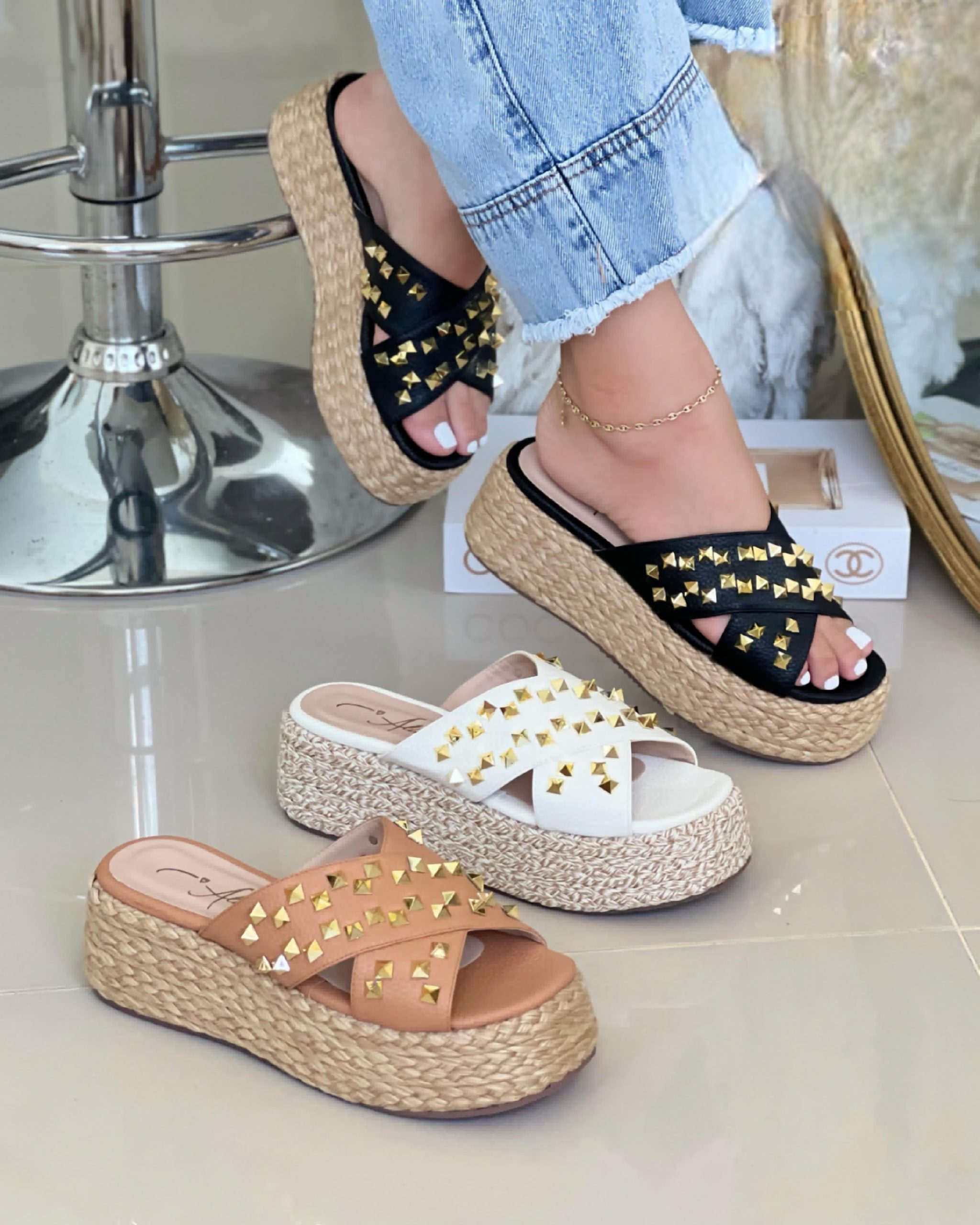 IMG-20241001-WA0105 Sandalia plataforma de meter con fajas delanteras cruzadas con detalles cuadrados dorados - Imagen 1