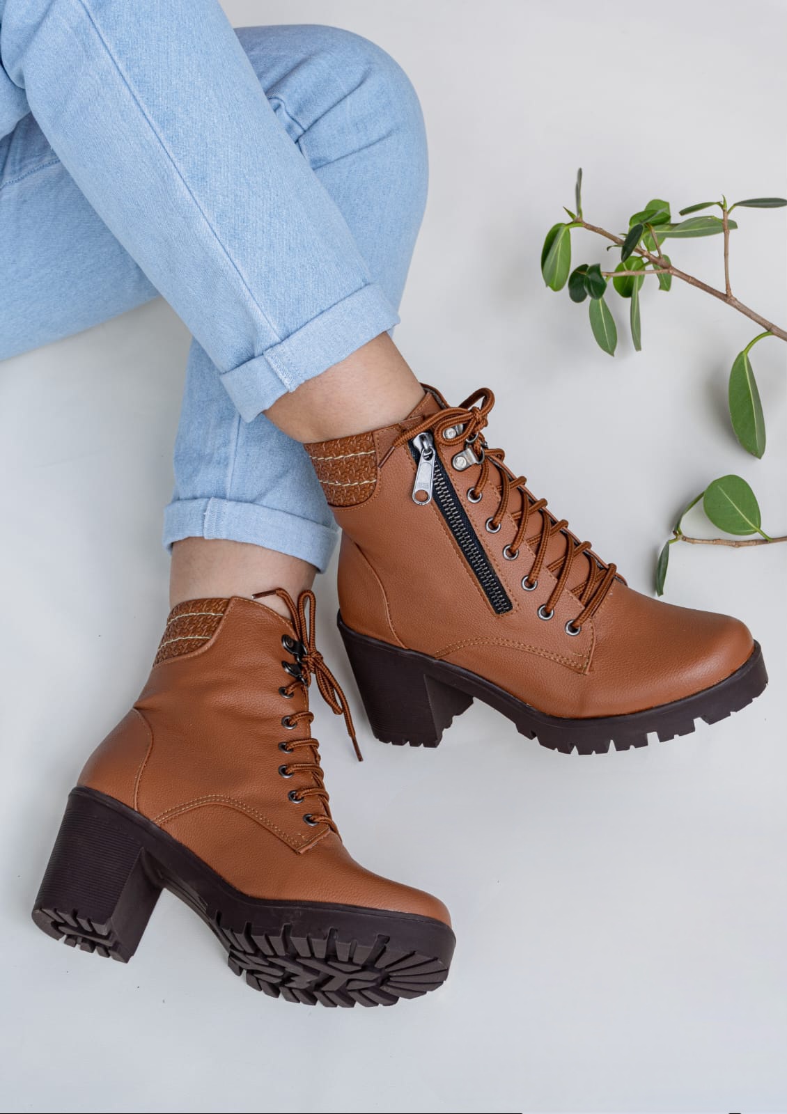 IMG-20241108-WA0058 Botines con tacón con cierre y cordones - Imagen 1