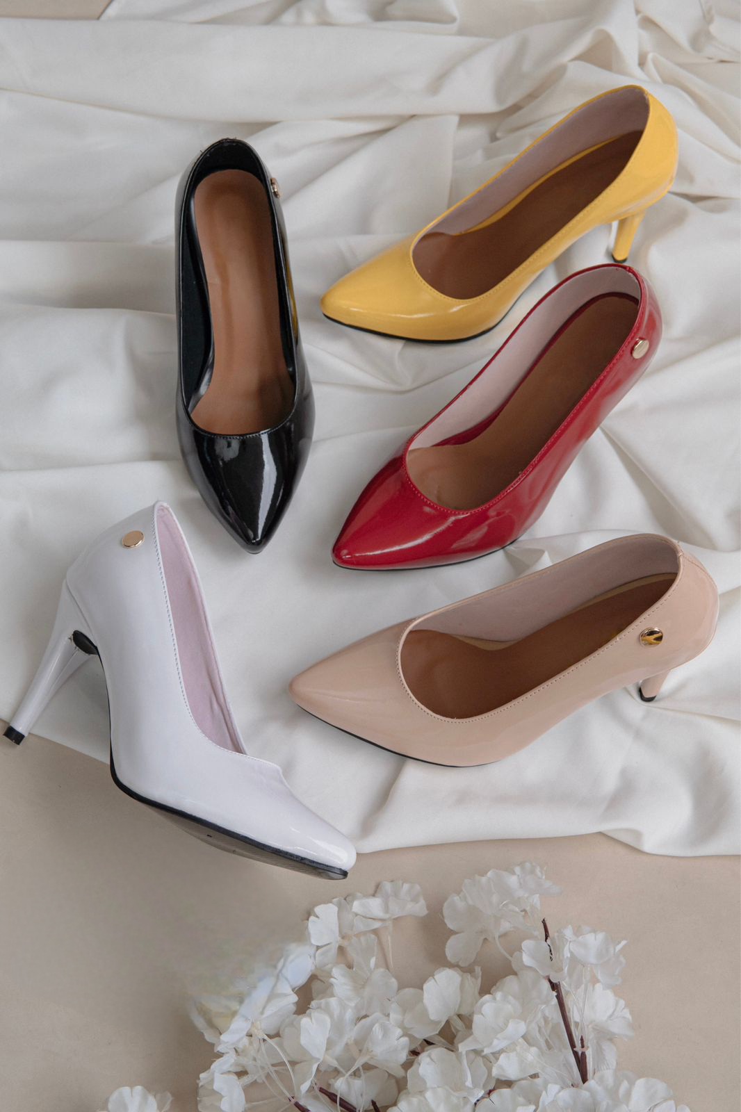 IMG-20241205-WA0040 Sandalia tacón puntiagudos de meter con una pelotita metálica posterior con tacón fino - Imagen 1