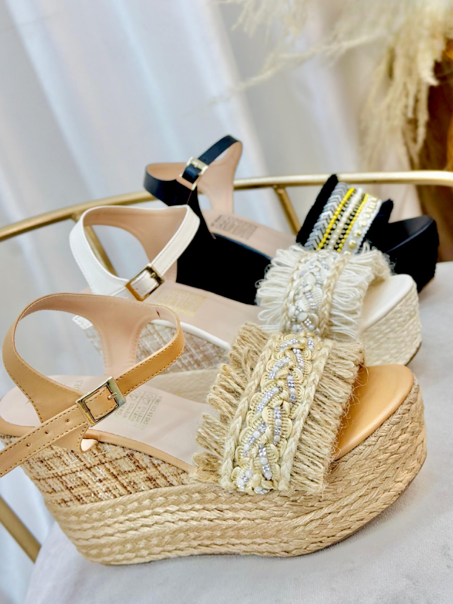 IMG-20241217-WA0198 Sandalia plataforma de yute artesanal con detalles en la faja de enfrente y con una fajita trasera con hebilla - Imagen 1