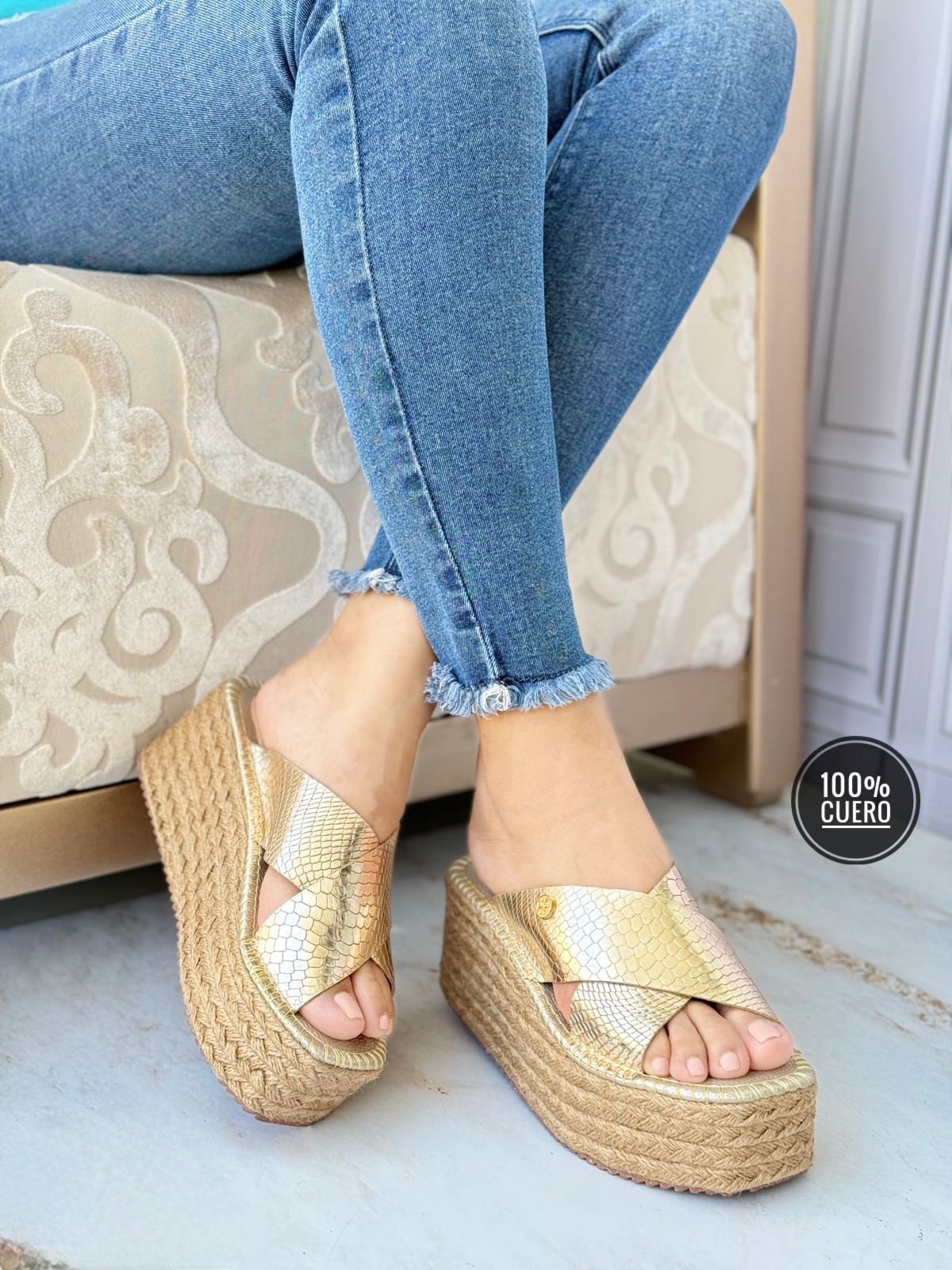 IMG-20250106-WA0015 Sandalia de meter con fajas cruzadas enfrente y con una pelotita en los lados - Imagen 1