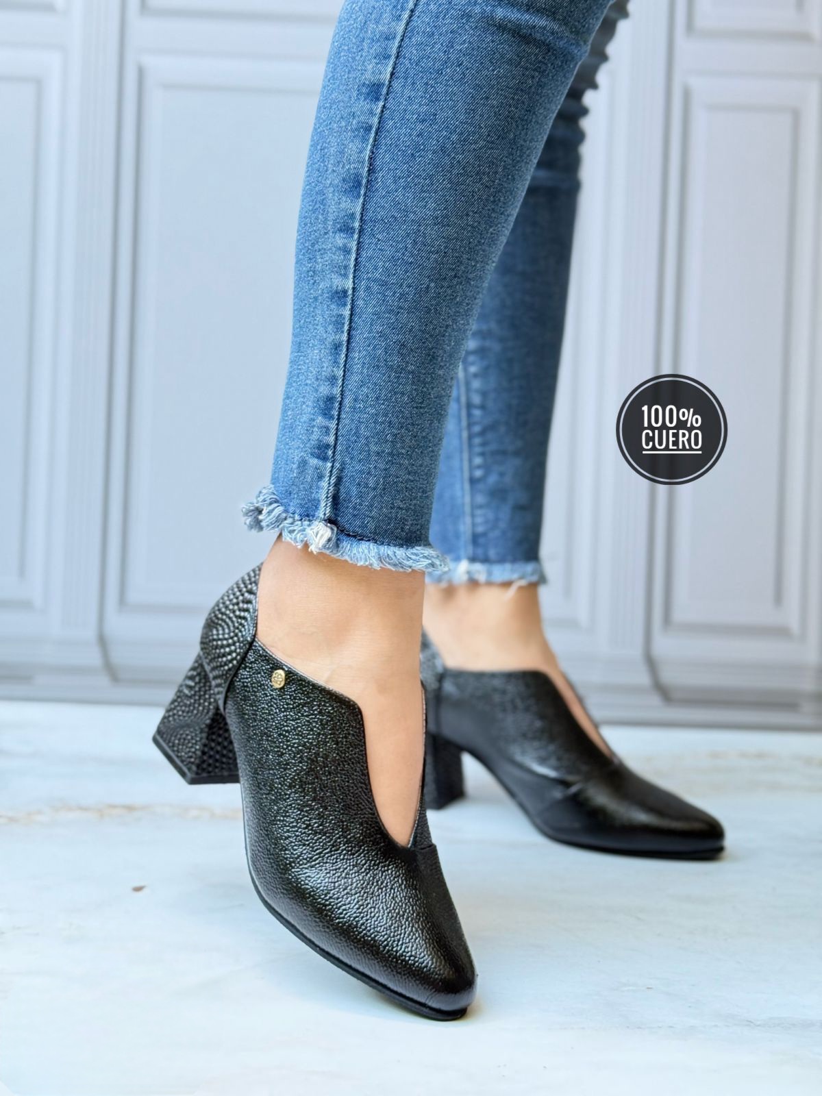 IMG-20250114-WA0089 Tacones puntiagudos con una abertura enfrente y una pelotita metálica en los lados con una tacón grueso y cuadrado - Imagen 1