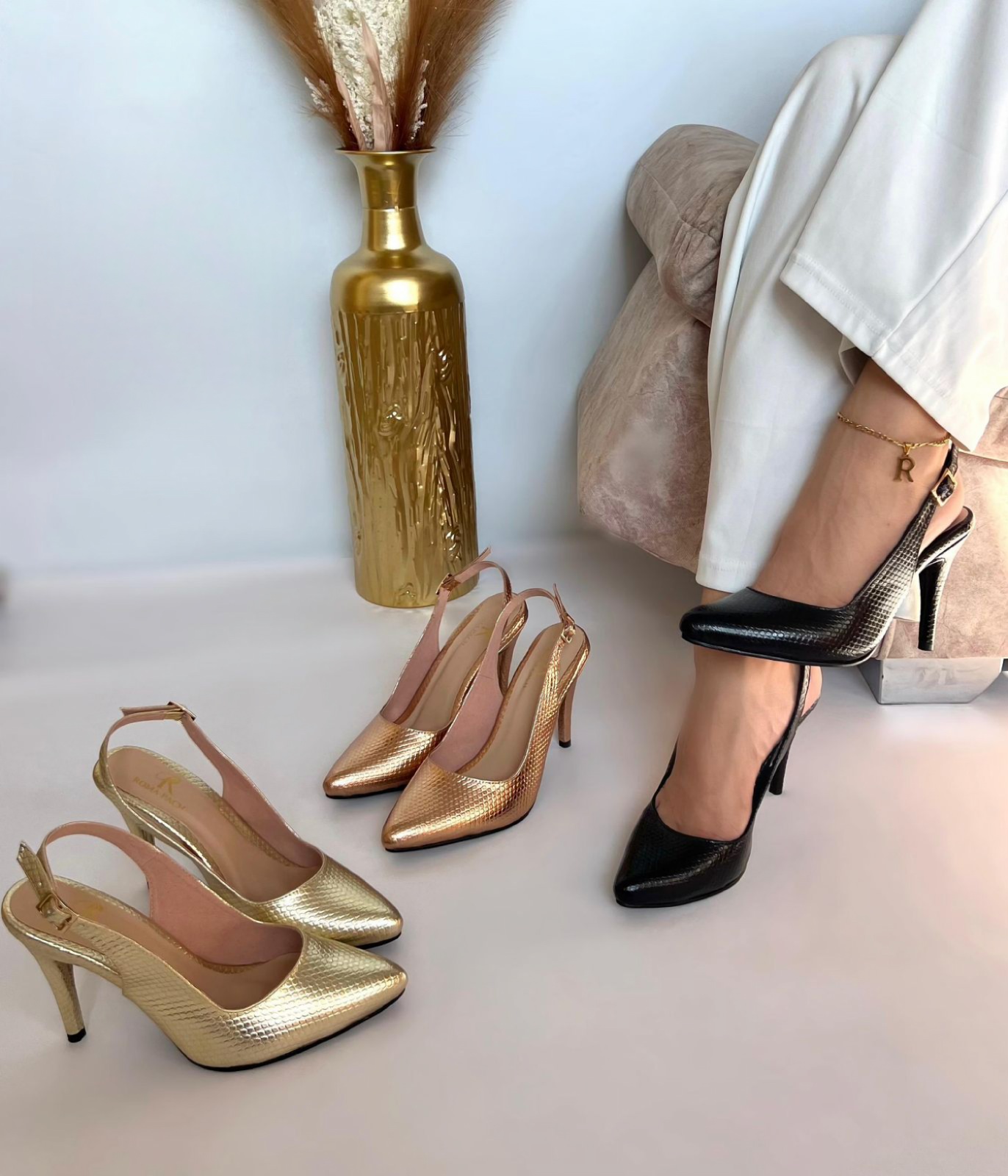 IMG-20250115-WA0005 Sandalia tacón puntiagudo con una faja posterior y hebilla con un tacón fino - Imagen 1