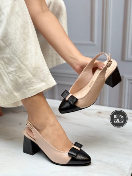 Tacones puntiagudos con una corbata delantera y faja posterior con tacón cuadrado y grueso