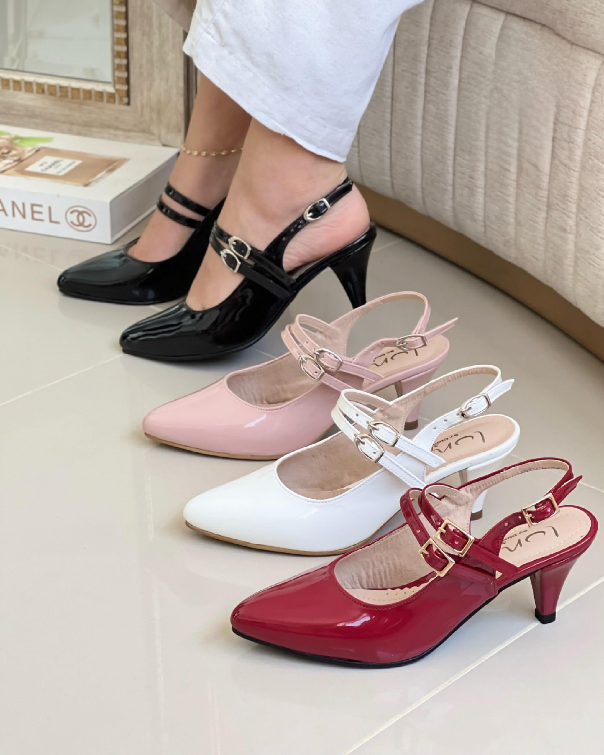 IMG-20250210-WA0014 Sandalia tacón puntiagudo con dos fajas delanteras y sus hebillas con tacón pequeño y faja posterior - Imagen 1