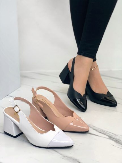 Sandalia tacón puntiagudo con una faja posterior y detalles transparentes enfrente con un tacón grueso