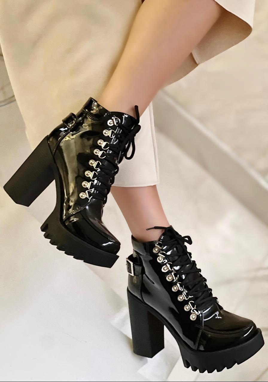 IMG-20250218-WA0114 Botines con faja trasera y cordones - Imagen 1