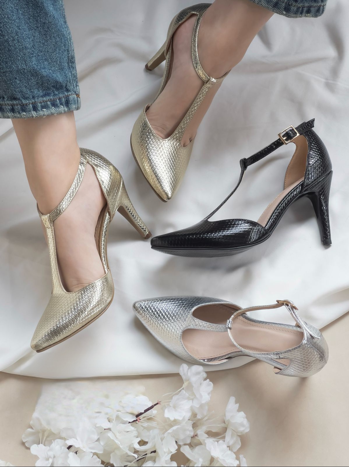 IMG-20250226-WA0282 Sandalia tacón puntiagudo con una faja que se unida con la faja posterior y con un tacón fino - Imagen 1