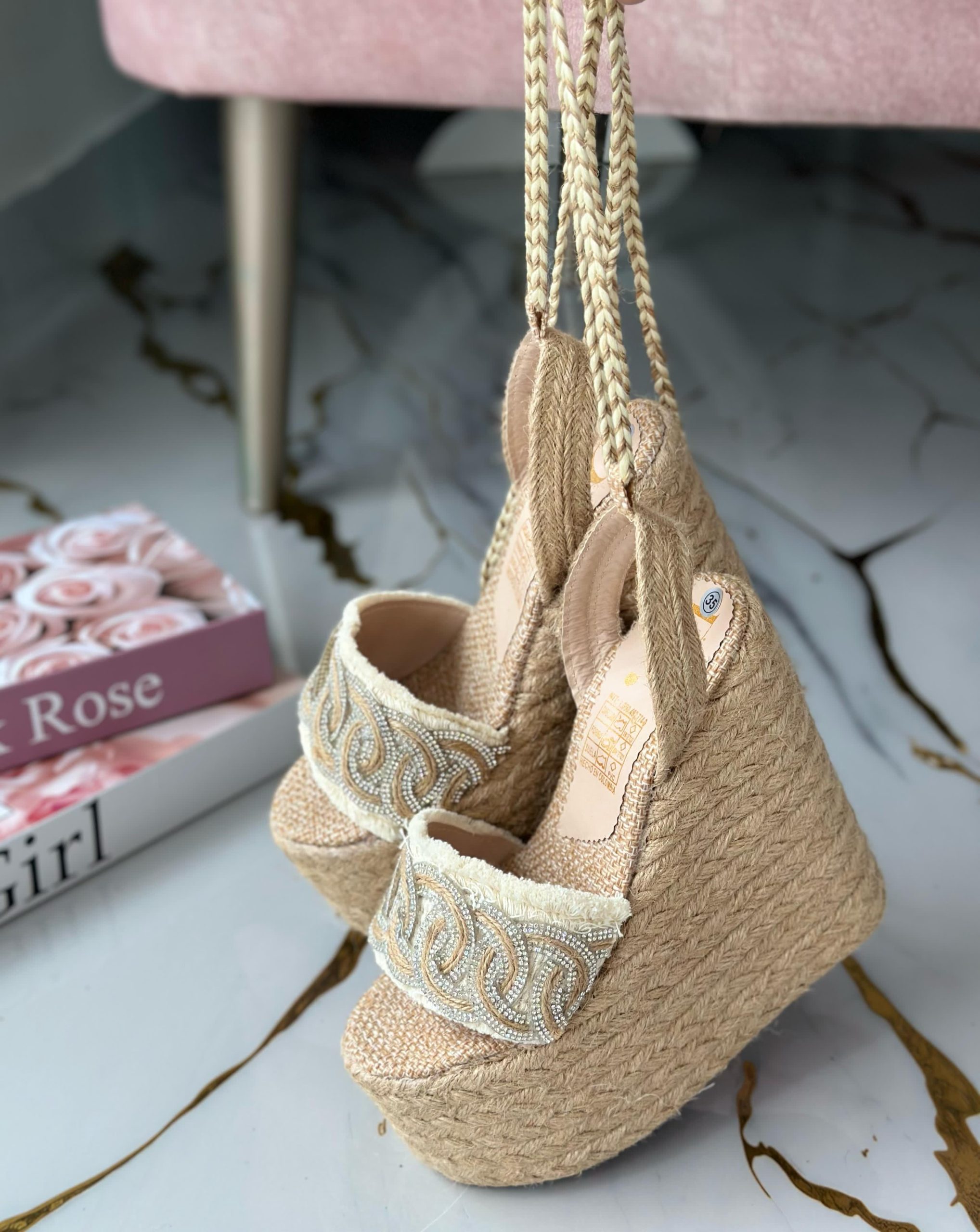 IMG-20250227-WA0054 (1) Sandalia plataforma de yute artesanal con detalles delanteros y con una fajita trasera con una agujeta hasta el tobillo - Imagen 1