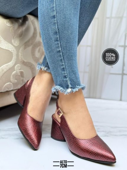 Tacones puntiagudos con faja posterior y hebilla con tacón cuadrado y grueso