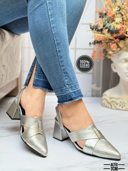 Tacones puntiagudos con fajas cruzadas enfrente y tacón cuadrado y grueso con faja posterior con hebilla