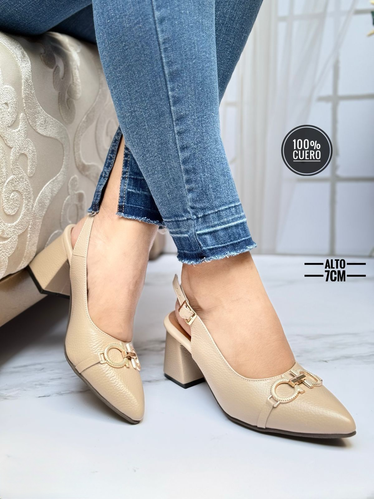 IMG-20250302-WA0141 Tacones puntiagudos con detalles metálicos enfrente en forma de aro y tacón grueso con faja posterior - Imagen 1