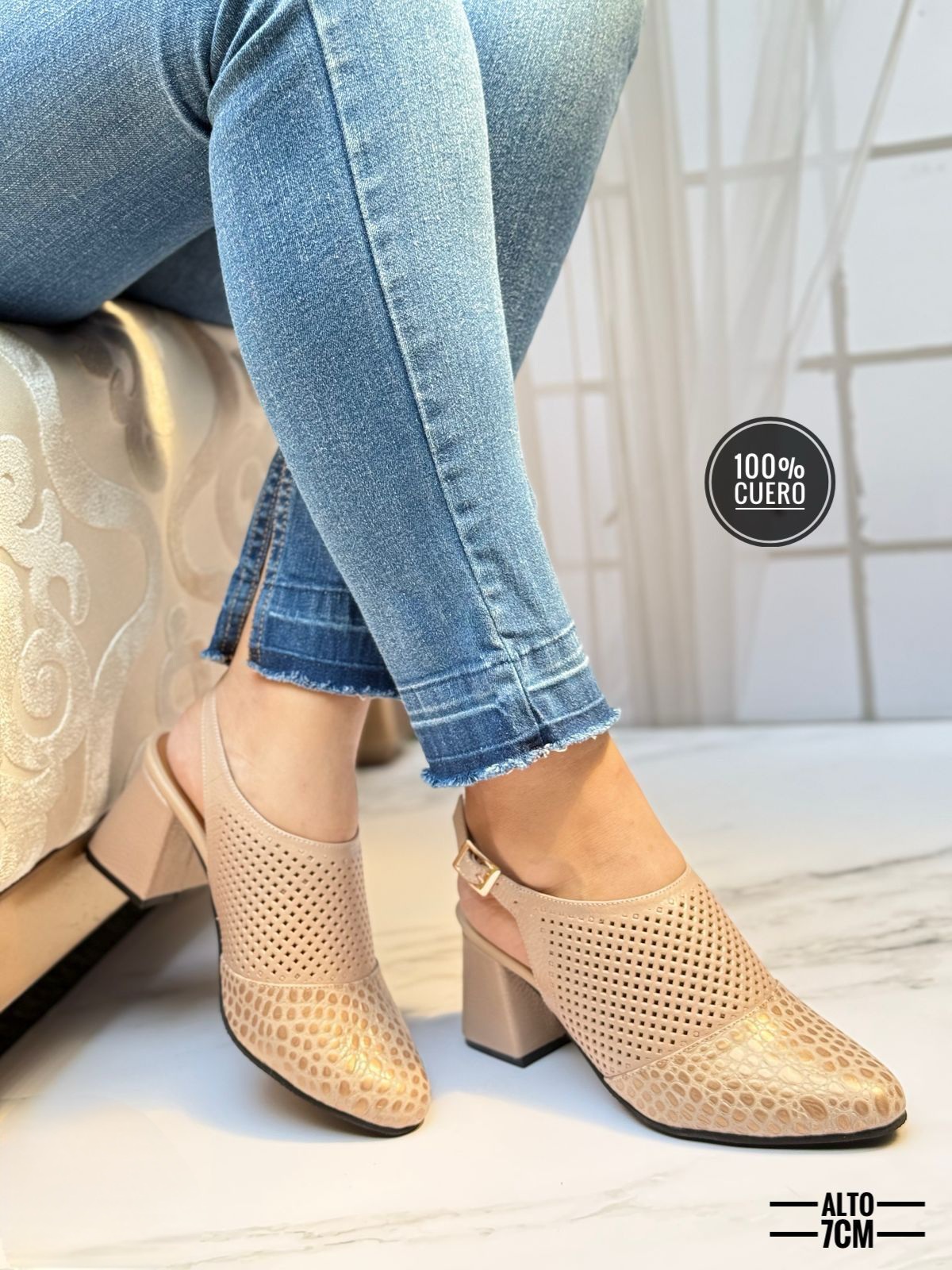 IMG-20250302-WA0153 Tacones cerrados puntiagudos con detalles como manchas y agujeros enfrente con una faja y hebilla posterior - Imagen 1