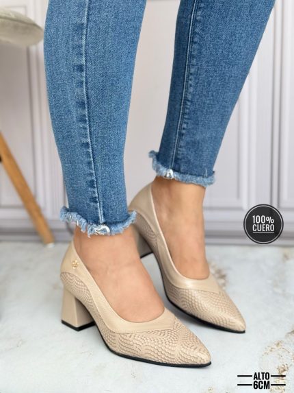 Tacones puntiagudos con tacón cuadrado y grueso con un detalle metálico posterior