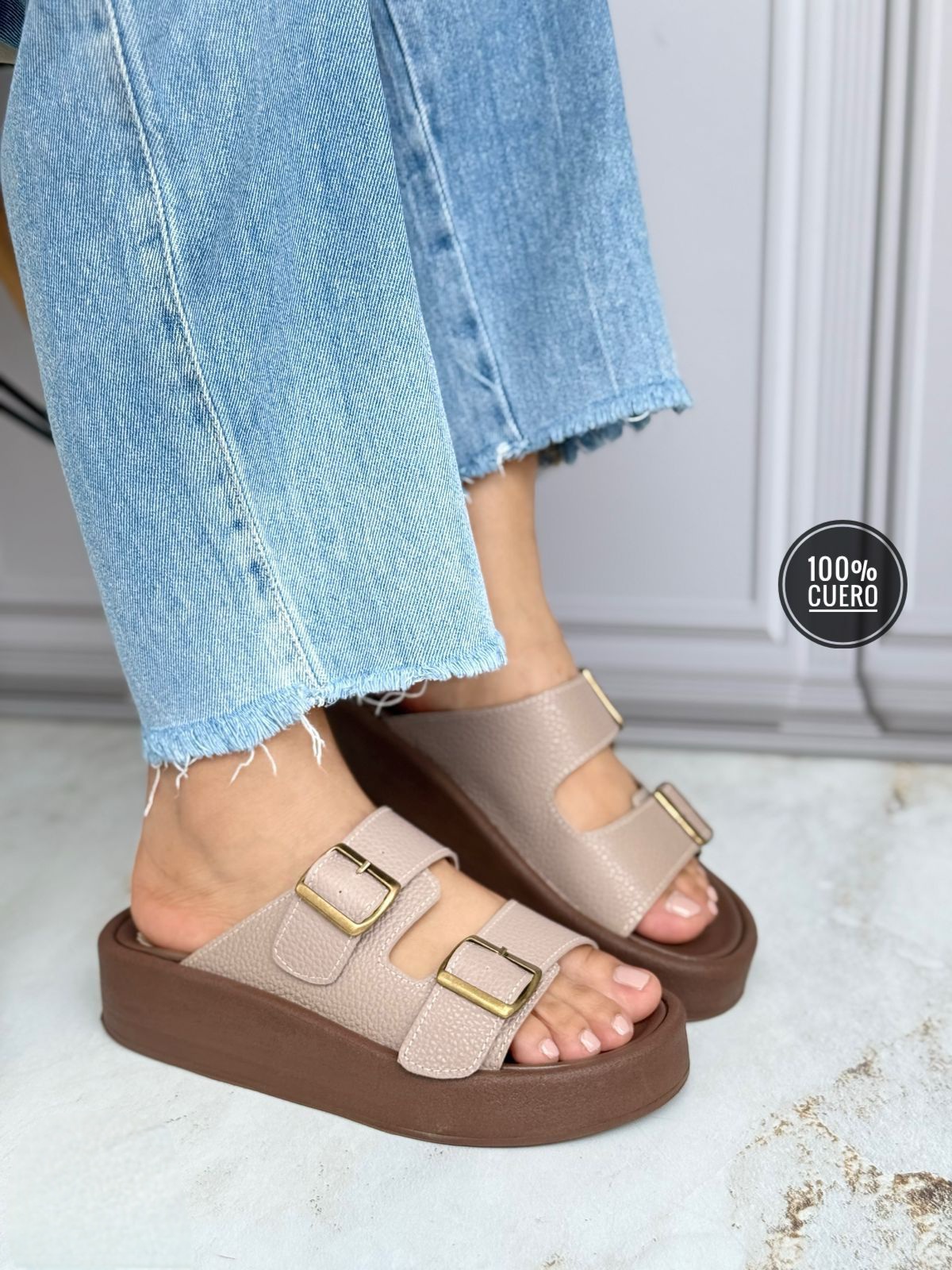 IMG-20250312-WA0157 Sandalia de meter abierta enfrente con fajas delanteras y hebillas grandes - Imagen 1