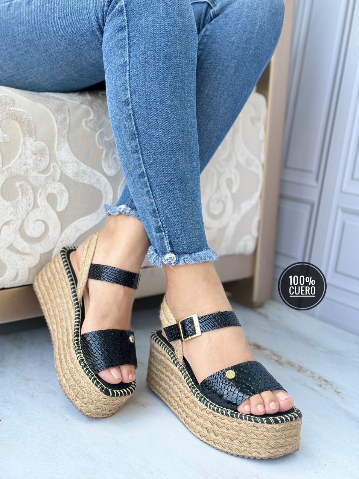 IMG-20250321-WA0121 Sandalia abierta con una pelotita metálica enfrente y con una faja posterior con hebilla - Imagen 1