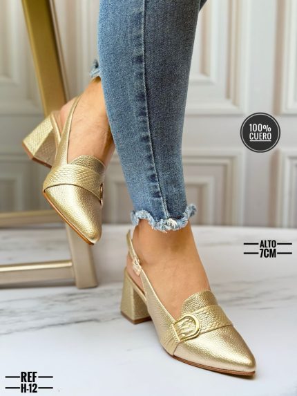 Tacones puntiagudos con una hebilla metálica enfrente y faja trasera