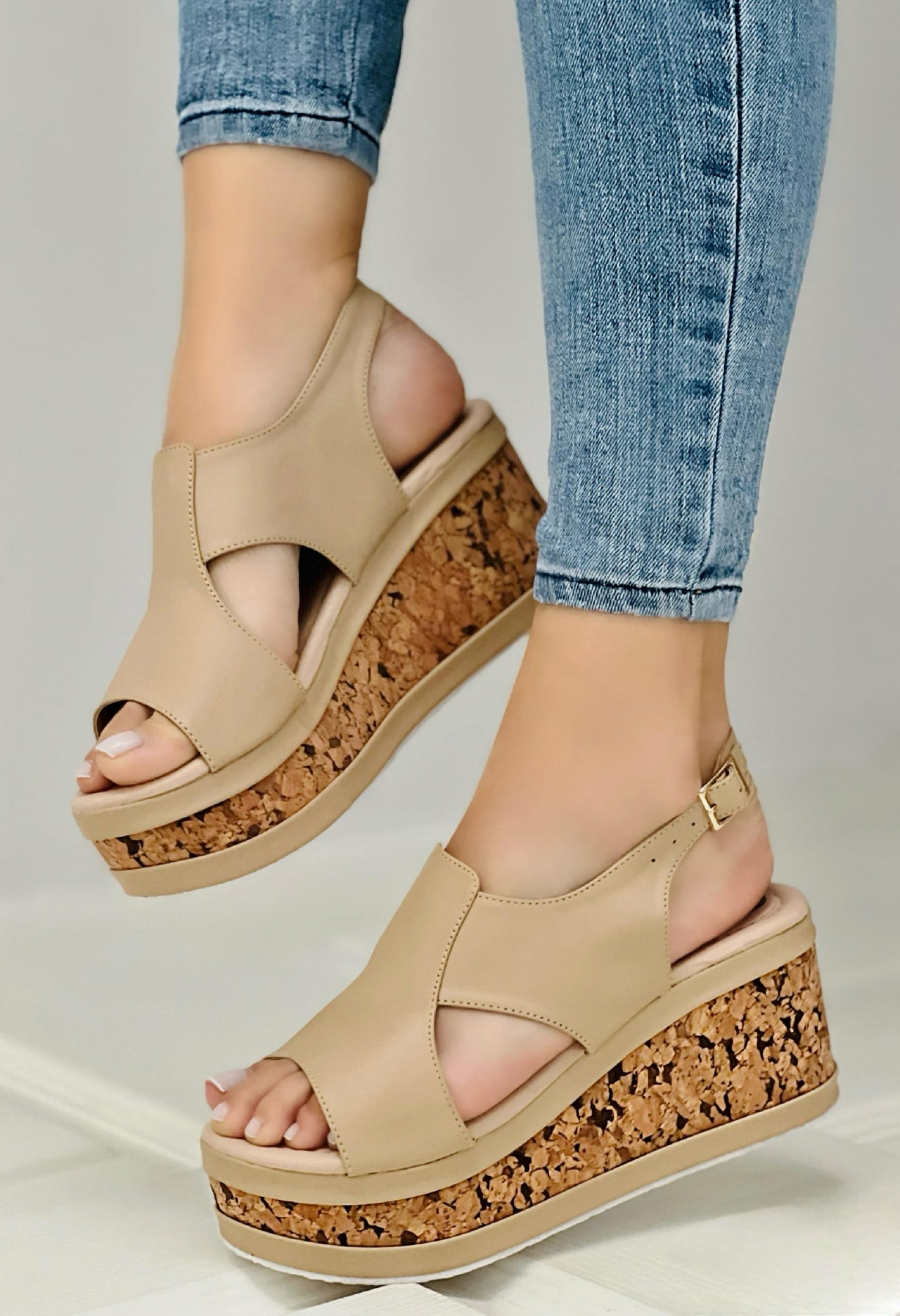 IMG-20250331-WA0083 Sandalia plataforma de tacón pequeño con abertura enfrente y en los lados con una fajita posterior - Imagen 1