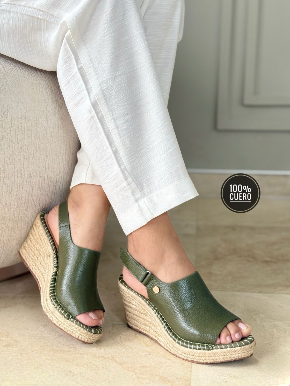 IMG-20250405-WA0068 Sandalia abierta enfrente con una faja posterior y hebilla con una pelotita metálica en los lados - Imagen 1