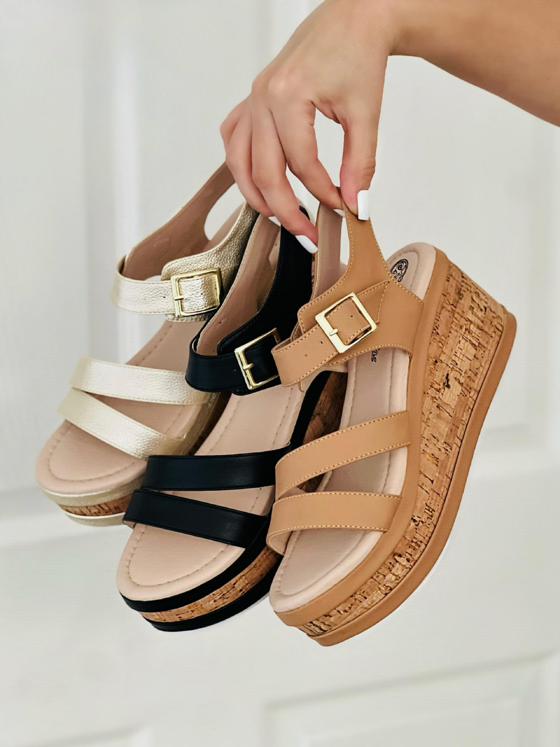 IMG-20250428-WA0091 Sandalia plataforma tacón bajo con dos fajitas delanteras y una fajita con hebilla trasera - Imagen 1