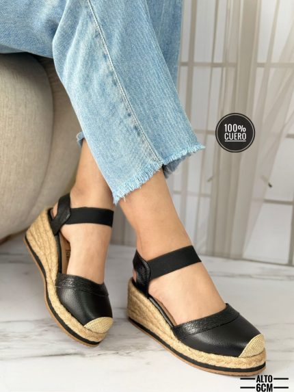 Tacones cerrados enfrente con una faja posterior