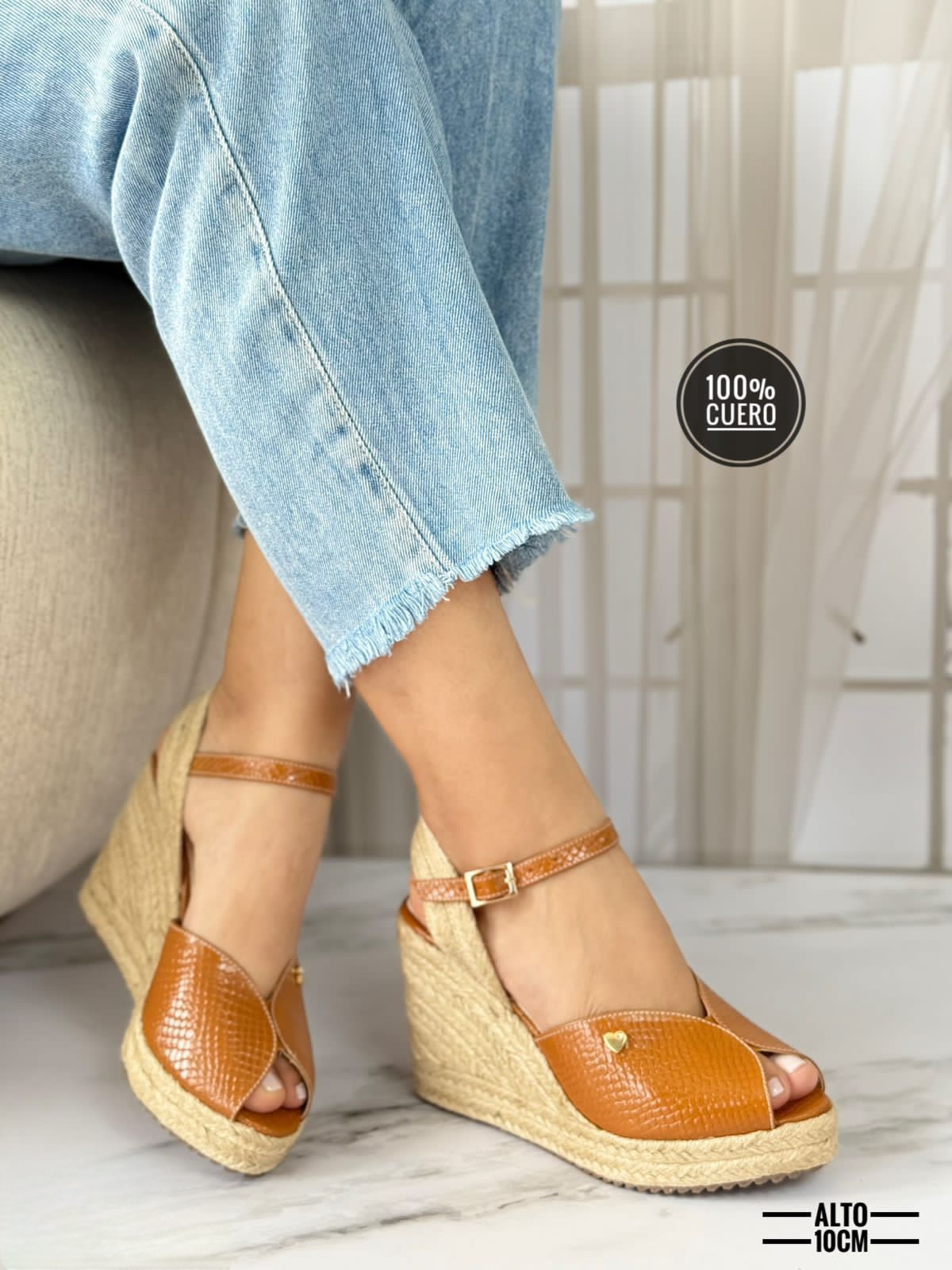 IMG-20250518-WA0060 Tacones abiertos enfrente con una pelotita metálica en los lados y con una faja posterior - Imagen 1