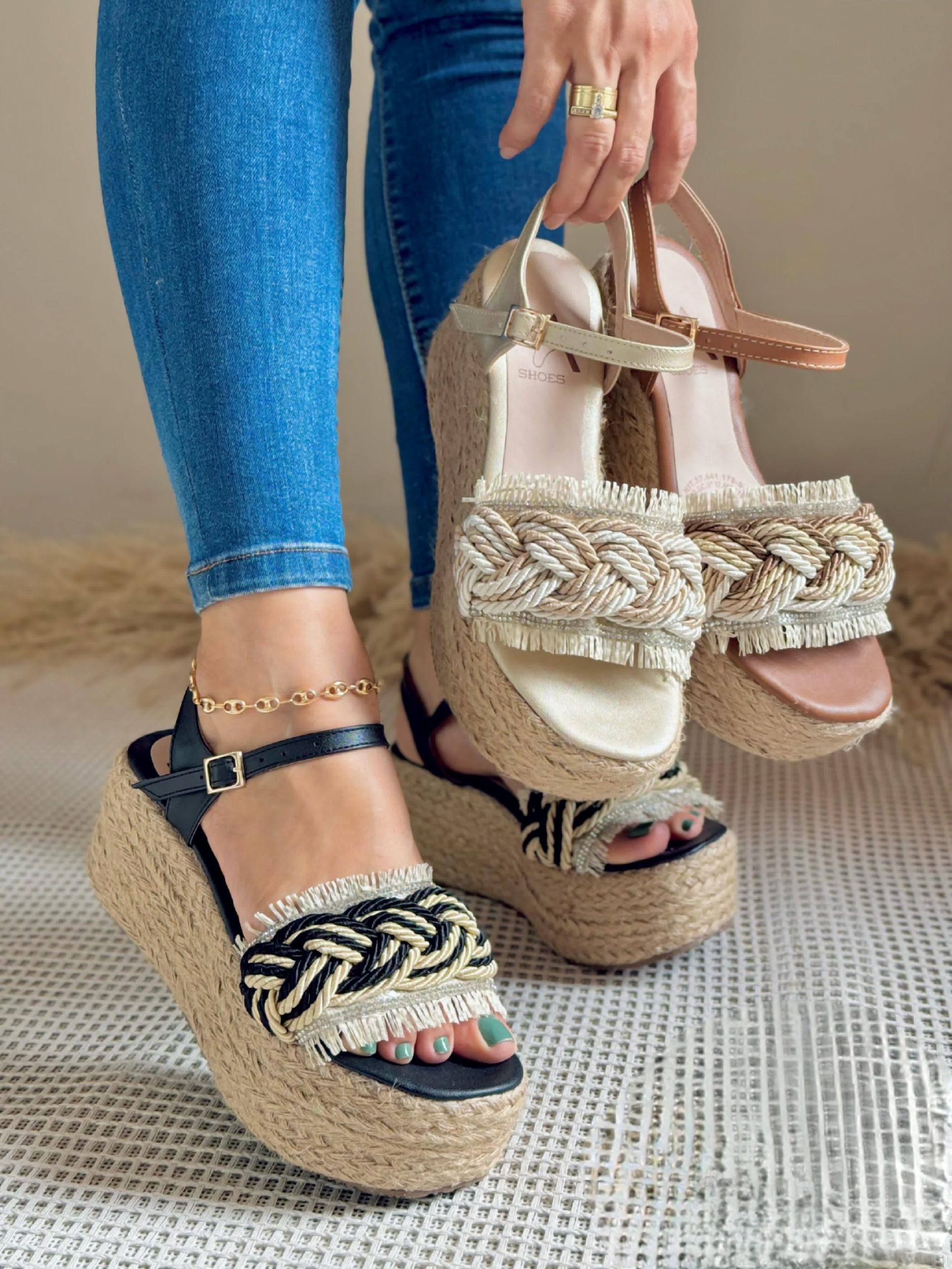 IMG-20250603-WA0495 Sandalia plataforma tacón plano de yute artesanal con detalles trenzados enfrente y dos fajitas con hebilla que rodean - Imagen 1