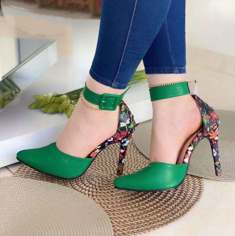 PhotoRetouch1679541458502 Sandalia tacón puntiagudo con detalles floreados con tacón fino y faja posterior con hebilla - Imagen 1