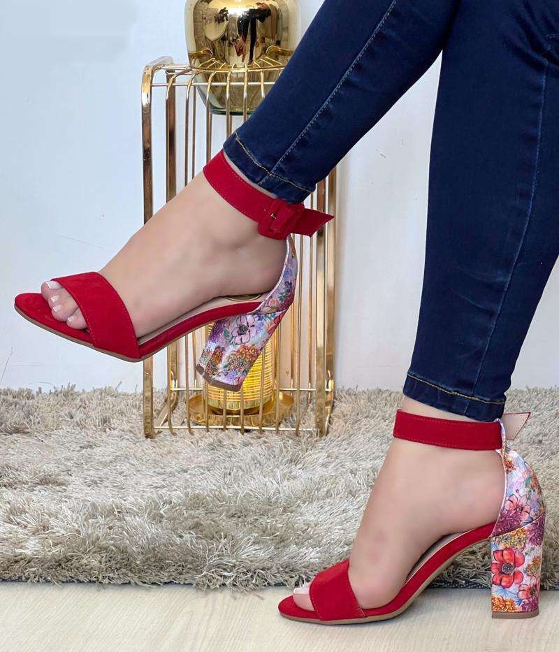 PhotoRetouch1688571187427 Sandalia tacón abierta enfrente con tacón mediado y grueso con una faja posterior y hebilla - Imagen 1