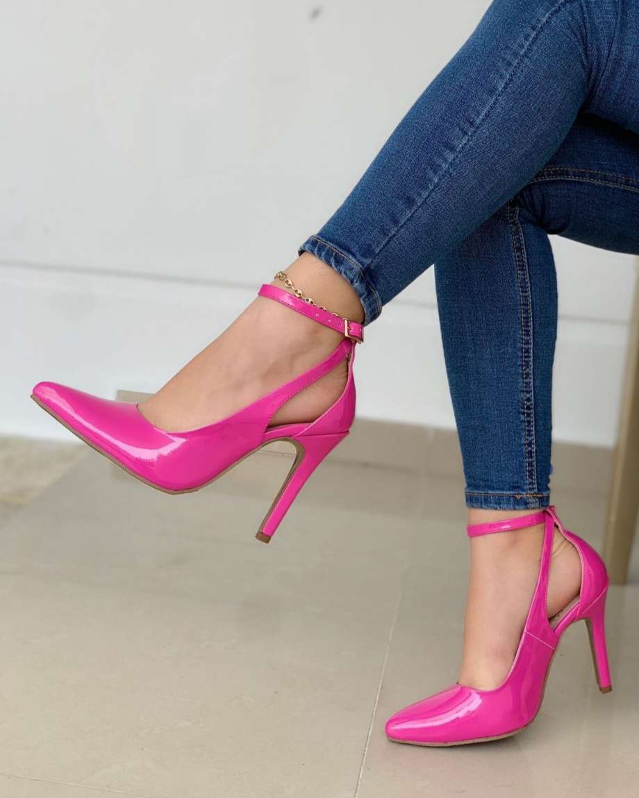 PhotoRetouch1691203872310 Sandalia tacón puntiagudo de tacón fino delgado con una faja posterior y hebilla - Imagen 1