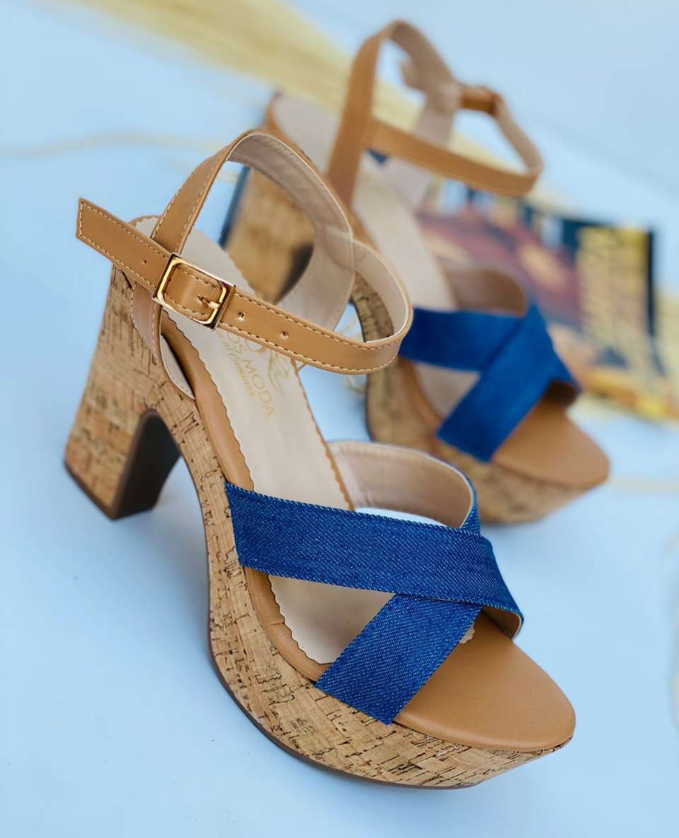 PhotoRetouch1691980955534 Sandalia tacón con dos fajas delanteras cruzadas con tacón pequeño y hebilla con faja posterior - Imagen 1