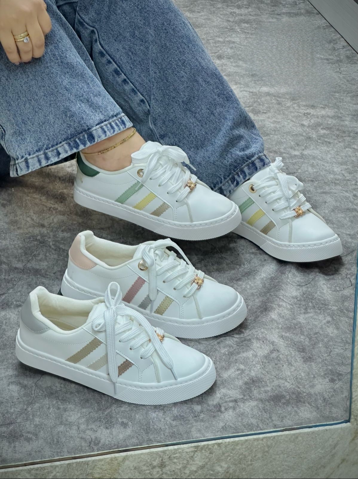 Tenis plataformas bajos tres franjas lateral portada Tenis plataformas bajos tres franjas lateral - Imagen 1