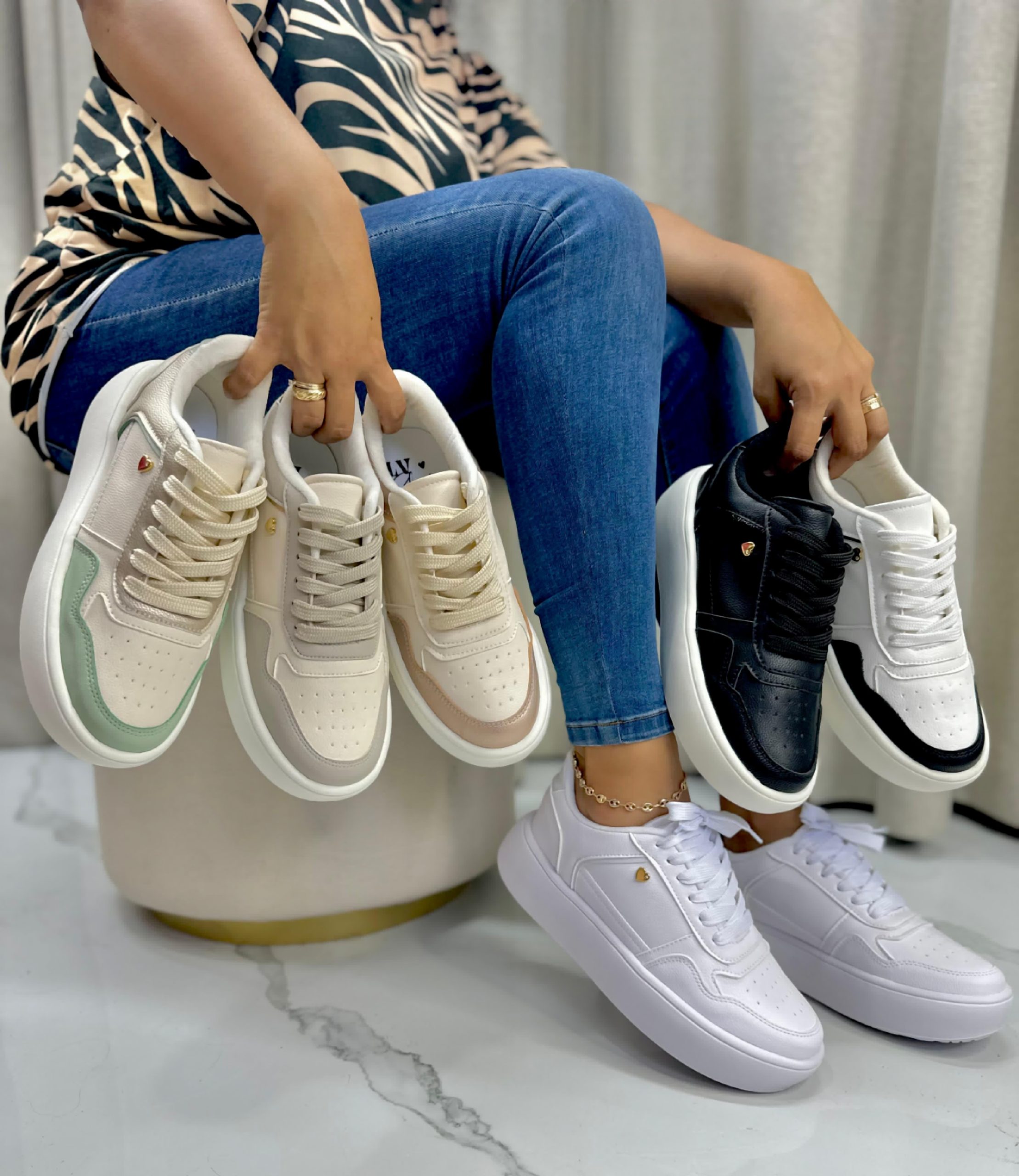 Tenis plataformas cordones corazón dorado lateral portada Tenis plataformas corazón dorado lateral - Imagen 1