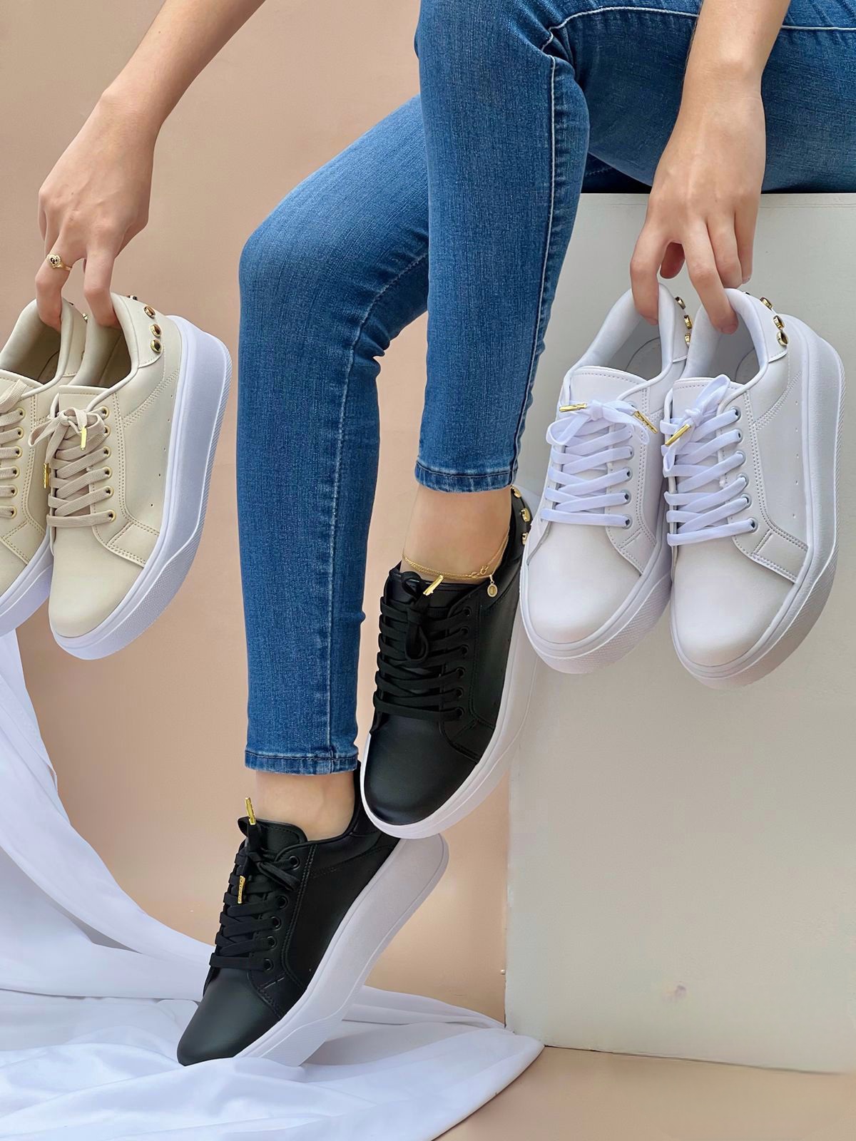 Tenis plataformas cordones puntas doradas agujeros traseros portada Tenis plataformas cordones puntas doradas agujeros traseros - Imagen 1