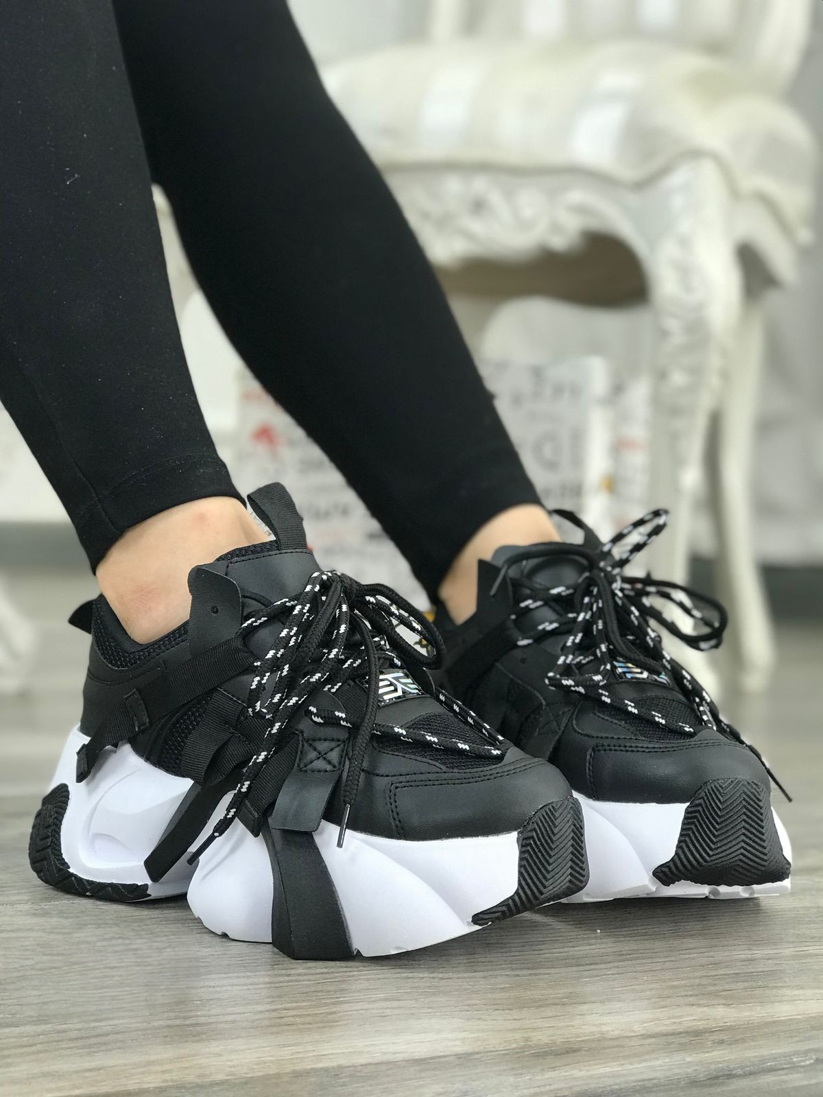 Tenis plataformas suela dentada cordones dos colores negro y blanco Tenis plataformas suela dentada cordones - Imagen 1